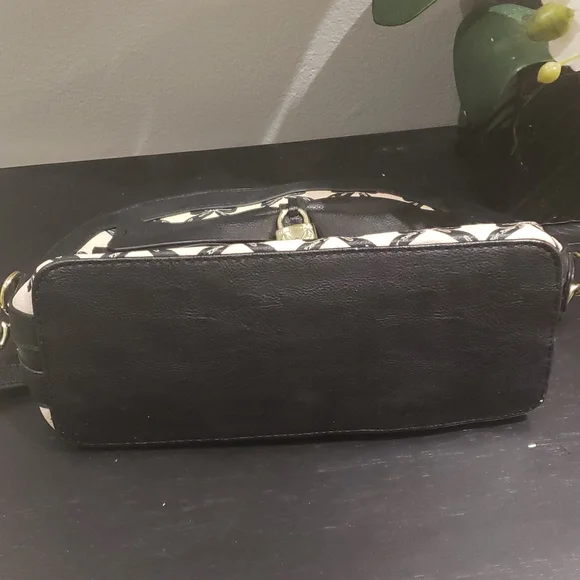 ❣️💫MARK DOWN💫❣️ Betsey Johnson Crossbody Bag - Picture 8 of 10